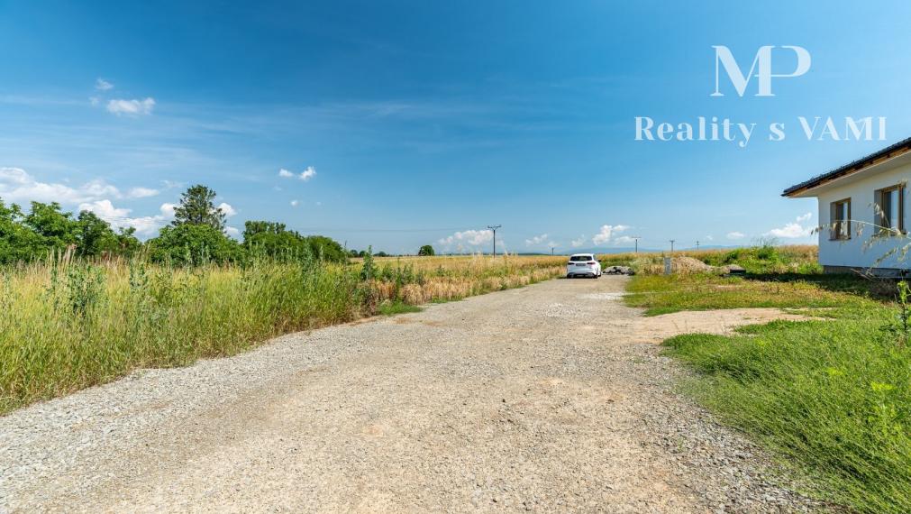 PREDANÝ slnečný rovinatý stavebný pozemok - Haniska, Košice