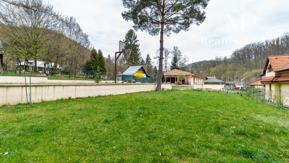 REZERVOVANÝ rodinný dom s bazénom - Košice, Myslava