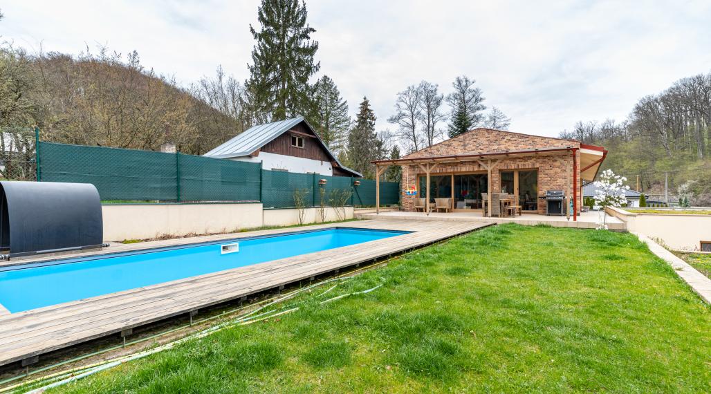 REZERVOVANÝ rodinný dom s bazénom - Košice, Myslava