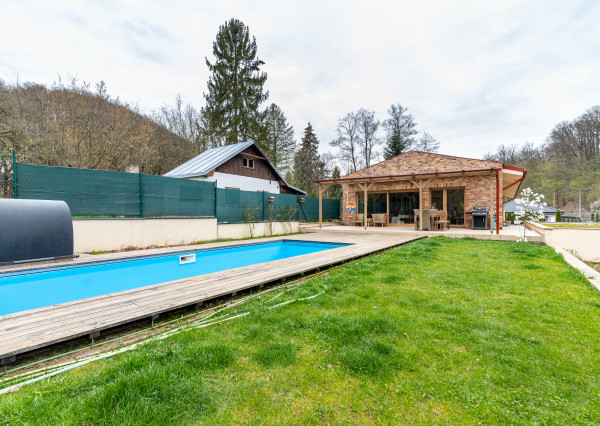 REZERVOVANÝ rodinný dom s bazénom - Košice, Myslava